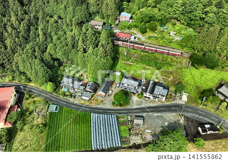 静岡県川根本町の山間集落と鉄道線路を捉えた空撮写真 静岡県川根本町の山間集落と鉄道線路を捉えた空撮写真 141555862