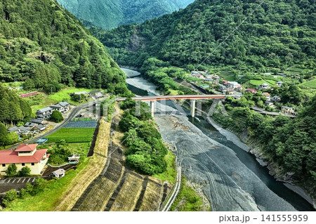 静岡県川根本町の山間部・川と鉄道車両を望む空撮写真 静岡県川根本町の山間部・川と鉄道車両を望む空撮写真 141555959