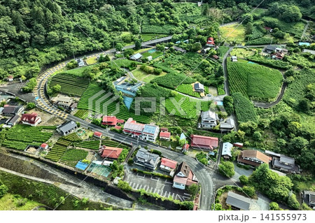 静岡県川根本町の茶畑と農村集落を捉えた空撮写真 静岡県川根本町の茶畑と農村集落を捉えた空撮写真 141555973
