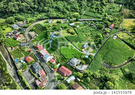 静岡県川根本町の茶畑と農村集落を捉えた空撮写真 静岡県川根本町の茶畑と農村集落を捉えた空撮写真 141555979