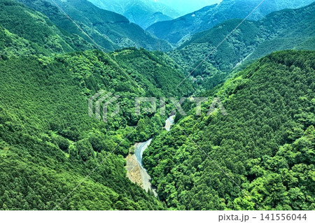 静岡県静岡市の山間部・渓谷・川を捉えた空撮写真 141556044