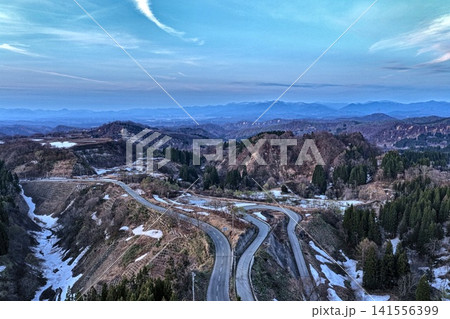 山形県大蔵村の山間部と残雪の山並みを捉えた空撮写真 山形県大蔵村の山間部と残雪の山並みを捉えた空撮写真 141556399
