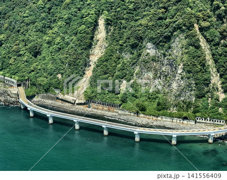 静岡県大崩海岸・石部海上橋周辺の高架橋とトンネル坑口を捉えた空撮写真 静岡県大崩海岸・石部海上橋周辺の高架橋とトンネル坑口を捉えた空撮写真 141556409