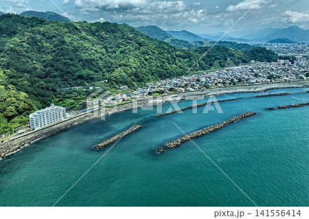 静岡県静岡市の海岸護岸と市街地を望む空撮写真 静岡県静岡市の海岸護岸と市街地を望む空撮写真 141556414