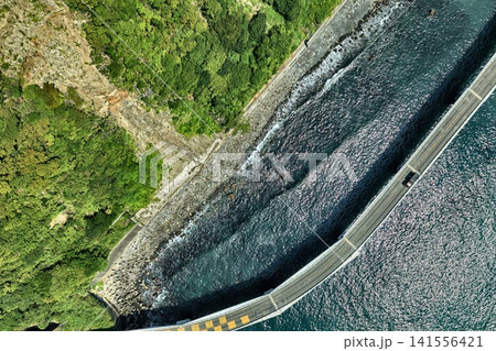 静岡県大崩海岸の海岸道路と防波堤を捉えた空撮写真 静岡県大崩海岸の海岸道路と防波堤を捉えた空撮写真 141556421