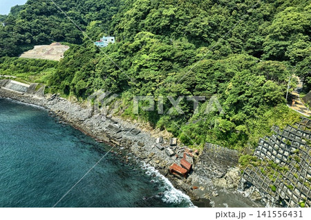 静岡県焼津市大崩海岸の崖と護岸を捉えた空撮写真 141556431