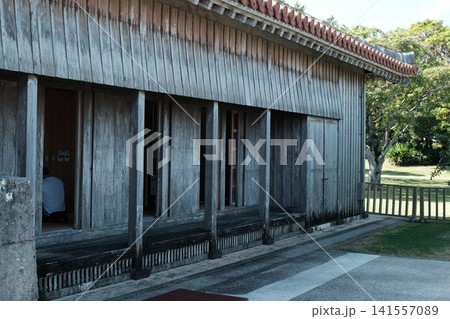 風化した木材の質感と伝統的な瓦屋根が美しい建物 141557089