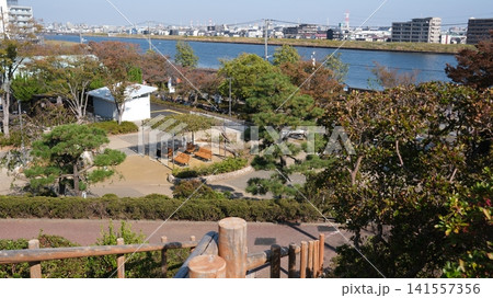 川沿いの公園と対岸の街並みが見える風景 141557356