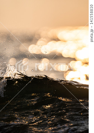 【自然風景】波打ち際に輝く水と夕日_庄内の海 141558810