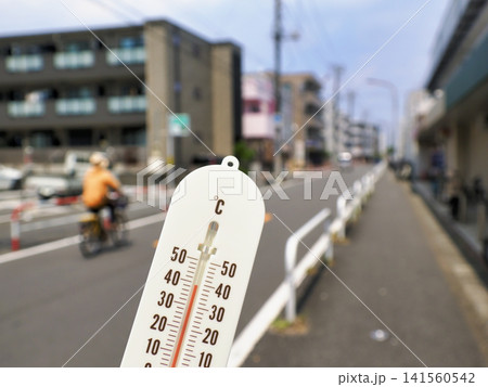 35℃以上の猛暑イメージ 141560542