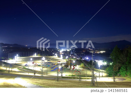 夜の龍王山総合公園と黒瀬町の夜景 (東広島市) 141560581