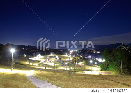 夜の龍王山総合公園と黒瀬町の夜景 (東広島市) 141560582