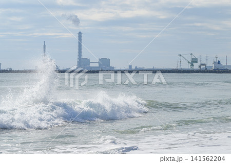 打ち寄せる波と工場の風景　那珂火力発電所 141562204