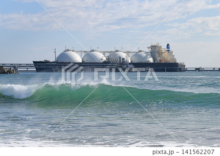 美しい海とLNG運搬船 日立港の風景 美しい海とLNG運搬船 日立港の風景 141562207