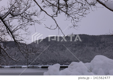 雪の積もった山と湖 雪の積もった山と湖 141562477