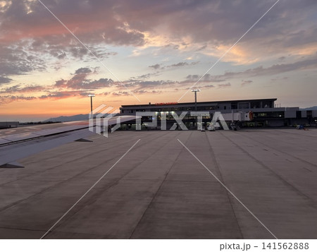 夕焼けの出雲空港 夕焼けの出雲空港 141562888