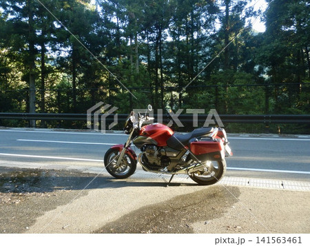 道路脇に停まるバイク 141563461