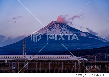 【静岡県】夕焼けの田んぼ越しに見る新幹線と富士山 【静岡県】夕焼けの田んぼ越しに見る新幹線と富士山 141563515