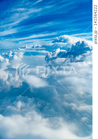 夏空に広がる雄大な積乱雲と機窓の風景 141564222