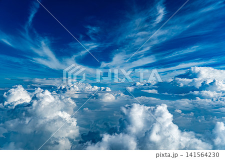 夏空に広がる雄大な積乱雲と機窓の風景 141564230