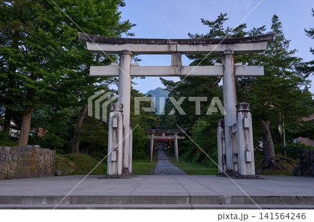 岩木山神社の鳥居から覗く岩木山 岩木山神社の鳥居から覗く岩木山 141564246