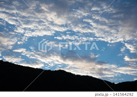 夕暮れの光に染まる雲と山並み 夕暮れの光に染まる雲と山並み 141564292
