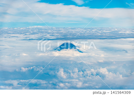 雲の隙間から姿を見せる富士山の上空風景 雲の隙間から姿を見せる富士山の上空風景 141564309
