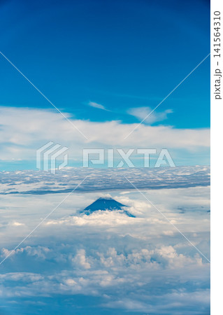 雲の隙間から姿を見せる富士山の上空風景 雲の隙間から姿を見せる富士山の上空風景 141564310