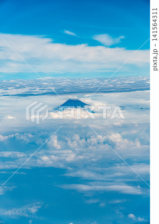 雲の隙間から姿を見せる富士山の上空風景 雲の隙間から姿を見せる富士山の上空風景 141564311