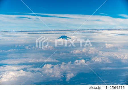 雲の隙間から姿を見せる富士山の上空風景 雲の隙間から姿を見せる富士山の上空風景 141564313