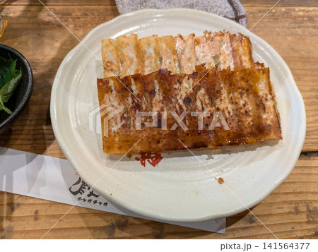 羽付き餃子 羽付き餃子 141564377