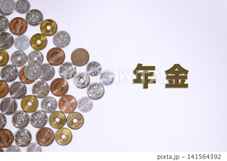 年金のテキストと日本円の硬貨 年金のテキストと日本円の硬貨 141564392
