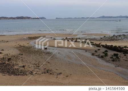 干潮の海辺と砂浜の模様|静かな海岸の自然風景 干潮の海辺と砂浜の模様|静かな海岸の自然風景 141564500