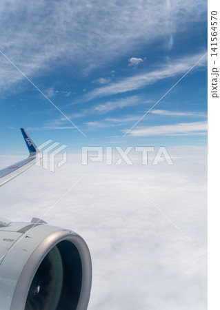 A321のエンジンと雲海を望む上空の風景 A321のエンジンと雲海を望む上空の風景 141564570