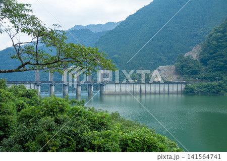 佐久間ダム湖岸広場から見た佐久間ダムと佐久間湖 佐久間ダム湖岸広場から見た佐久間ダムと佐久間湖 141564741