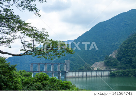 佐久間ダム湖岸広場から見た佐久間ダムと佐久間湖 佐久間ダム湖岸広場から見た佐久間ダムと佐久間湖 141564742