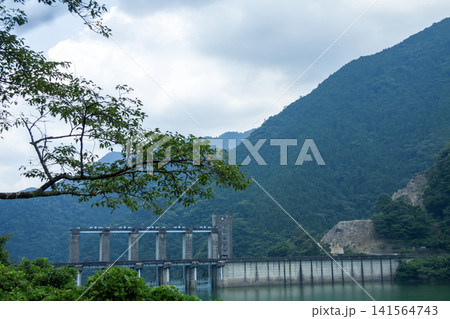 佐久間ダム湖岸広場から見た佐久間ダムと佐久間湖 佐久間ダム湖岸広場から見た佐久間ダムと佐久間湖 141564743