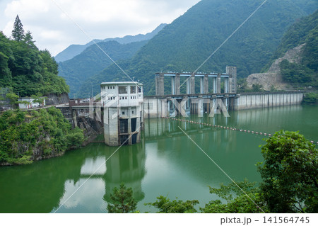 佐久間ダムと佐久間湖 佐久間ダムと佐久間湖 141564745