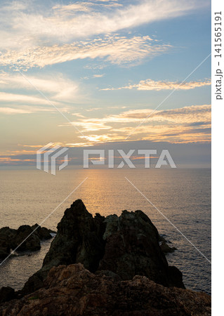 夏の佐渡の日本海への日没 夏の佐渡の日本海への日没 141565191