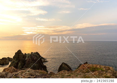 夏の佐渡の日本海への日没 夏の佐渡の日本海への日没 141565198