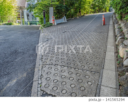 真空コンクリート舗装が施された急坂の道路 滑り止め加工されたコンクリート路面 真空コンクリート舗装が施された急坂の道路 滑り止め加工されたコンクリート路面 141565294