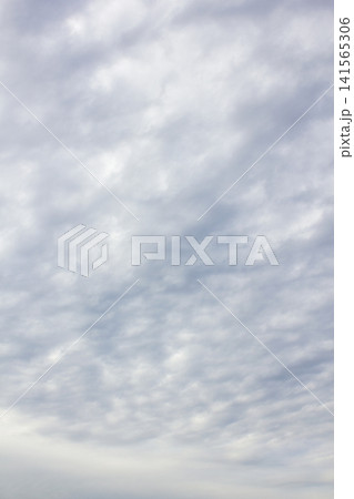 It is a cloudy sky. 141565306