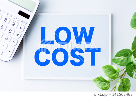 LOWCOSTの文字のホワイトボード LOWCOSTの文字のホワイトボード 141565465