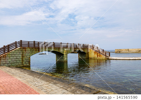 夏の佐渡の海の風景、下相川の千畳敷付近 夏の佐渡の海の風景、下相川の千畳敷付近 141565590