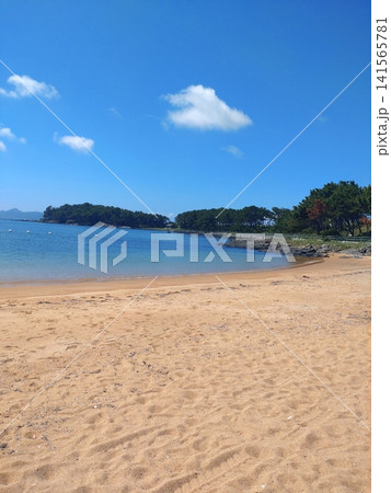 きれいな砂浜と青い海 きれいな砂浜と青い海 141565781