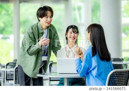 オフィスでノートパソコンを操作する男女のビジネスパーソン オフィスでノートパソコンを操作する男女のビジネスパーソン 141566071