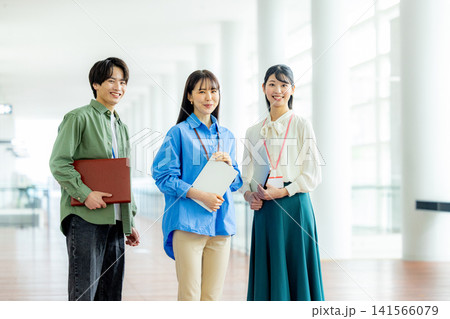 男女の会社員の男女が並んでいる 男女の会社員の男女が並んでいる 141566079