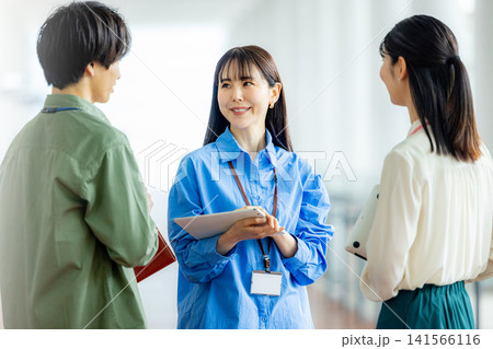 オフィスの若いビジネスウーマン 141566116