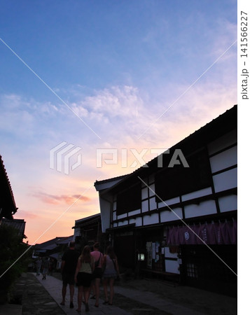 外国人観光客が散歩する初夏の宿場町「馬籠」の夕景 外国人観光客が散歩する初夏の宿場町「馬籠」の夕景 141566227