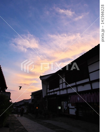 燕が飛ぶ初夏の宿場町「馬籠」の夕景 燕が飛ぶ初夏の宿場町「馬籠」の夕景 141566228